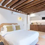 Holidaysinparis - Bourg Tibourg